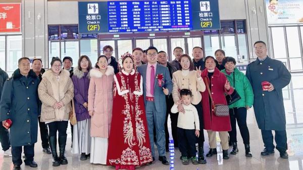 大雪封路，他们却坐上了最贵的“婚车”！