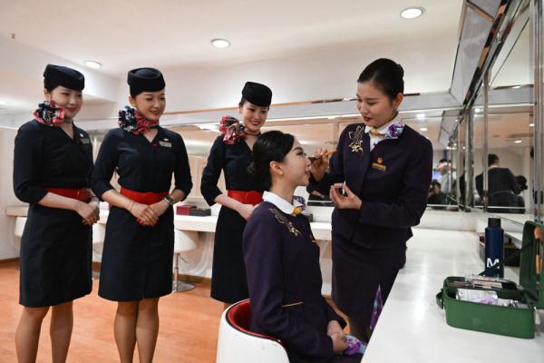 飞机、高铁乘务员切磋技艺迎春运