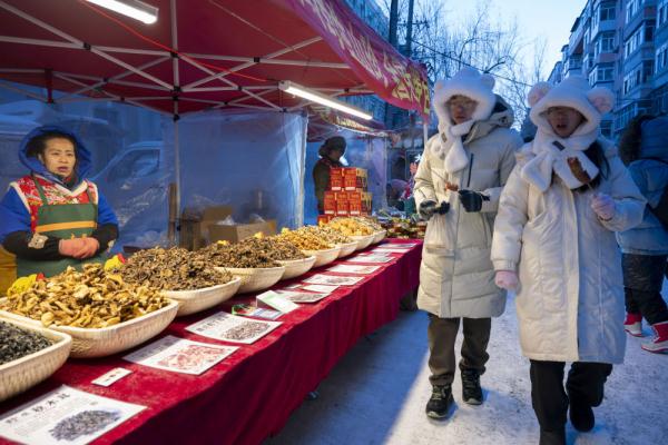 冻梨、血肠儿、油炸糕……来“尔滨”品味东北味道 冻梨、血肠儿、油炸糕……来“尔滨”品味东北味道