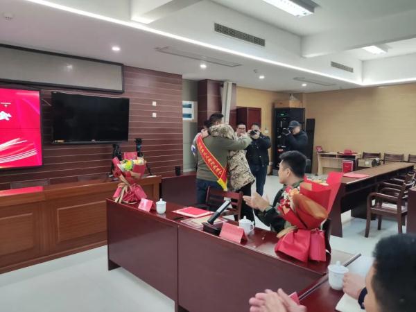 后续来了！他徒手接住6楼坠下小孩，然后悄悄离开