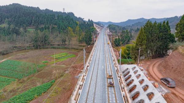 年内通车！巴南高铁正线铺轨完成