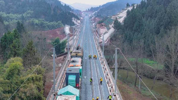 年内通车！巴南高铁正线铺轨完成