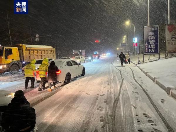 浙江台州发生多车追尾事故,60多辆车受损 浙江台州发生多车追尾事故,60多辆车受损