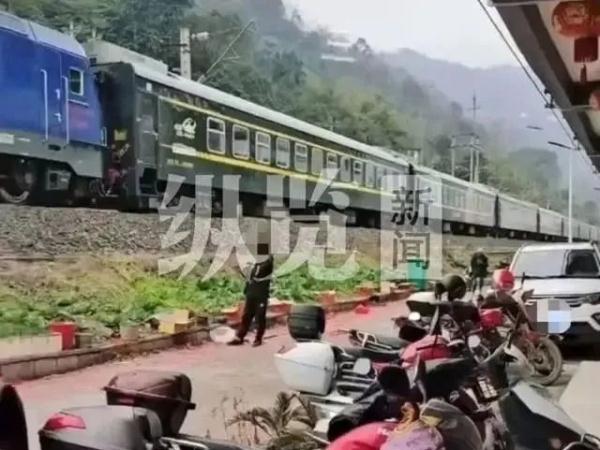 竟有人站铁路上打电话逼停火车?警方介入! 竟有人站铁路上打电话逼停火车?警方介入!
