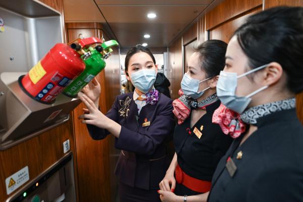 飞机、高铁乘务员切磋技艺迎春运