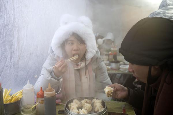 冻梨、血肠儿、油炸糕……来“尔滨”品味东北味道 冻梨、血肠儿、油炸糕……来“尔滨”品味东北味道