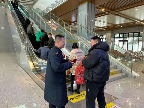 大雪封路，他们却坐上了最贵的“婚车”！