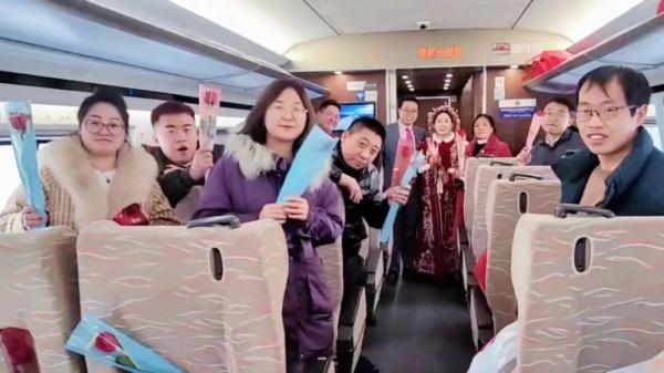 大雪封路，他们却坐上了最贵的“婚车”！