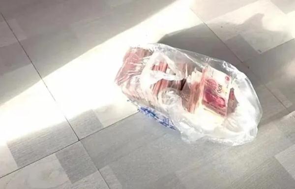 女子将20万现金藏垃圾桶,丈夫不知情误扔了! 女子将20万现金藏垃圾桶,丈夫不知情误扔了!