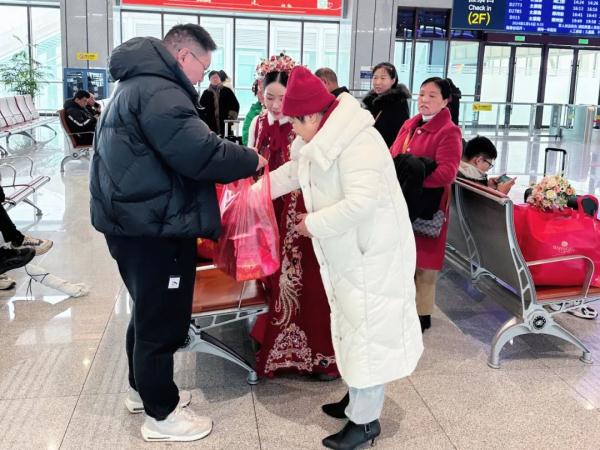 大雪封路，他们却坐上了最贵的“婚车”！