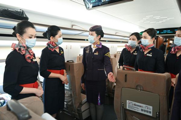 飞机、高铁乘务员切磋技艺迎春运