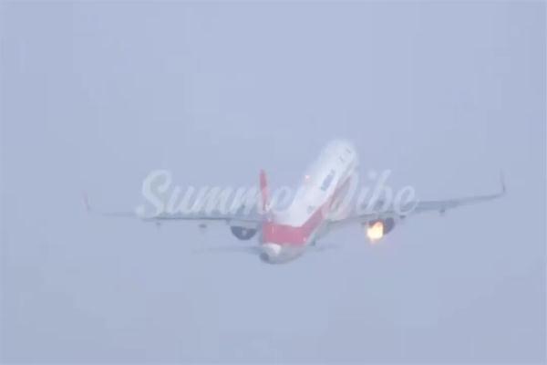 “川航一航班发动机空中喷火”,客服回应 “川航一航班发动机空中喷火”,客服回应
