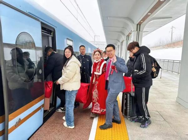 大雪封路，他们却坐上了最贵的“婚车”！