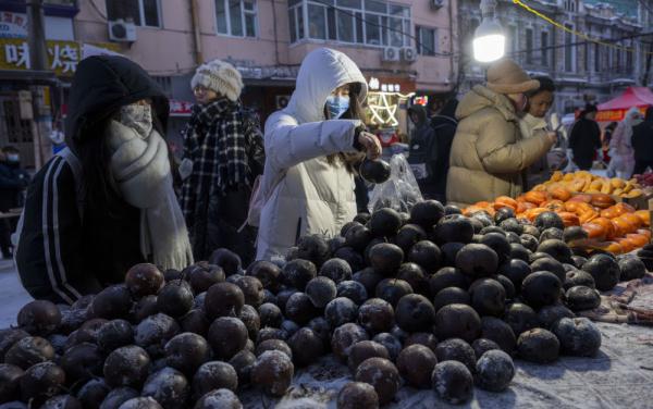 冻梨、血肠儿、油炸糕……来“尔滨”品味东北味道 冻梨、血肠儿、油炸糕……来“尔滨”品味东北味道