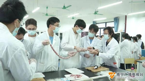 飘香校园！广西这所大学宿舍阳台上竟晒有腊味？