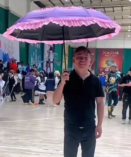 听劝老板把“设计部”开在评论区，结果雨伞被卖爆