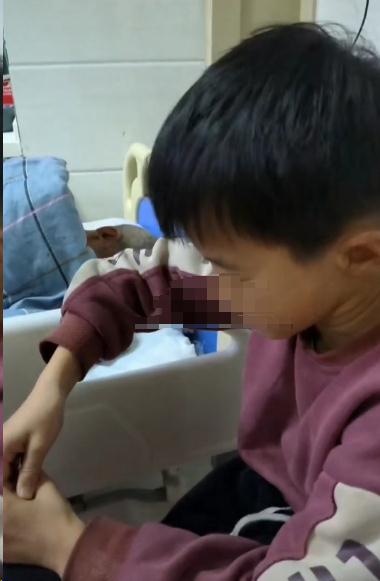 12岁男孩医院独自照顾瘫痪父亲，当地政府介入