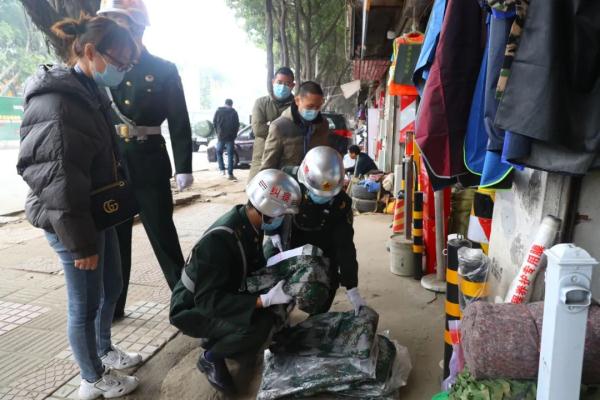 一男子伪造公章、买卖仿制军用品，抓！