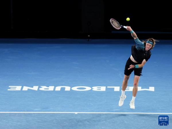 澳网：辛纳晋级半决赛