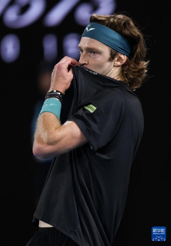 澳网：辛纳晋级半决赛