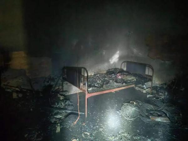 父亲卧床吸烟引发火灾 10岁儿子火场救人 父亲卧床吸烟引发火灾 10岁儿子火场救人