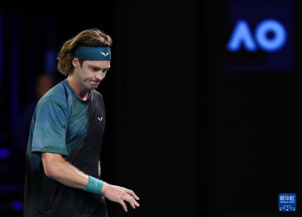 澳网：辛纳晋级半决赛