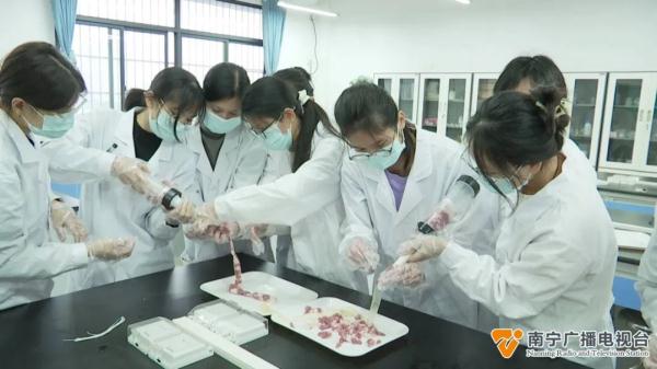 飘香校园！广西这所大学宿舍阳台上竟晒有腊味？