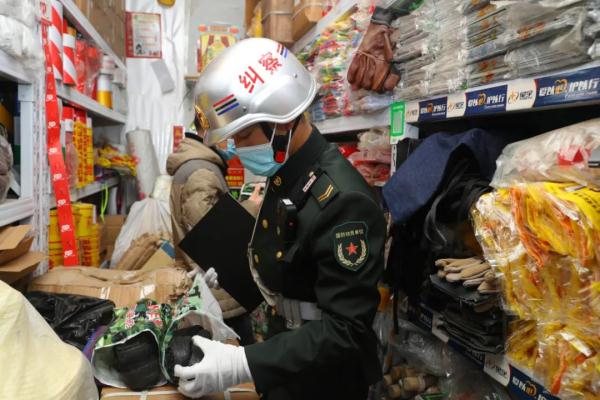 一男子伪造公章、买卖仿制军用品，抓！