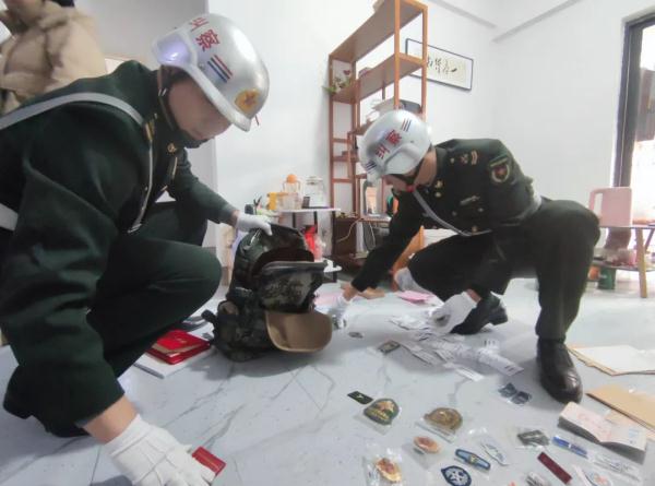 一男子伪造公章、买卖仿制军用品，抓！