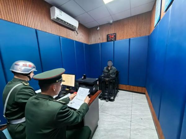 一男子伪造公章、买卖仿制军用品，抓！