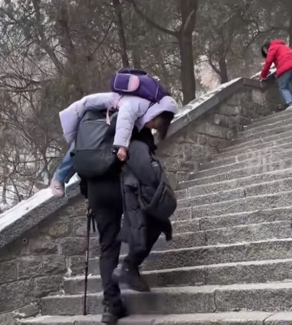 男子轮流扛媳妇和女儿登顶泰山引关注 女子:他平时健身,身体素质好 男子轮流扛媳妇和女儿登顶泰山引关注 女子:他平时健身,身体素质好