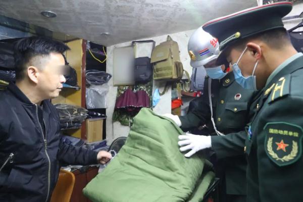 一男子伪造公章、买卖仿制军用品，抓！