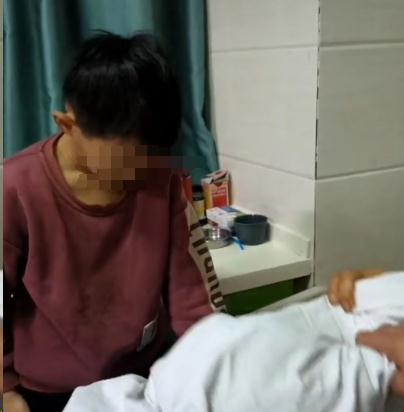 12岁男孩医院独自照顾瘫痪父亲，当地政府介入