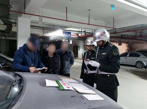 一男子伪造公章、买卖仿制军用品，抓！