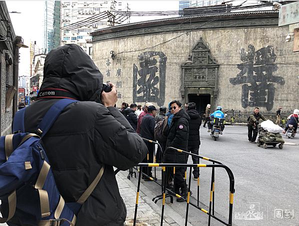 上海这里太火爆！“蛇矛短炮”、市民连续，有名导演不测入镜，有公交临时改谈