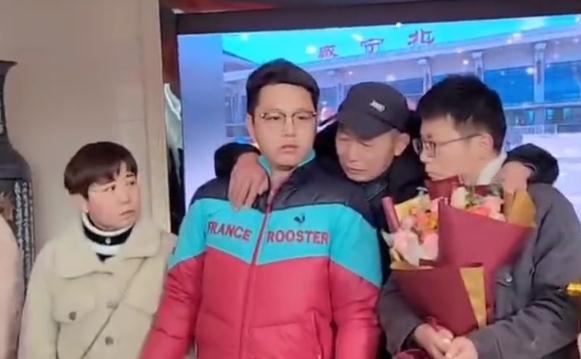 小儿子被拐到广东27年,今天一家终于团聚! 小儿子被拐到广东27年,今天一家终于团聚!