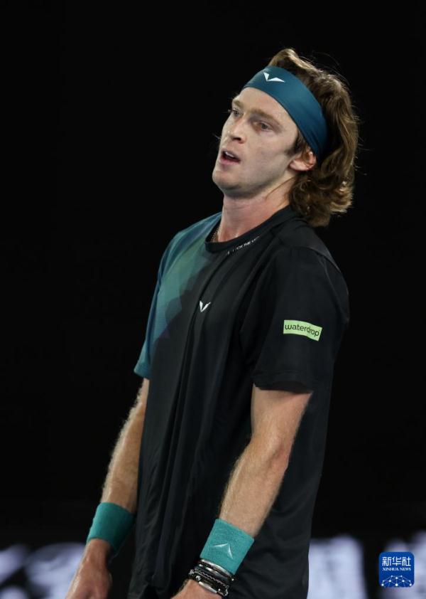 澳网：辛纳晋级半决赛