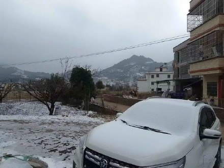 看雪不出省，广东河源多地飘雪现北国风光