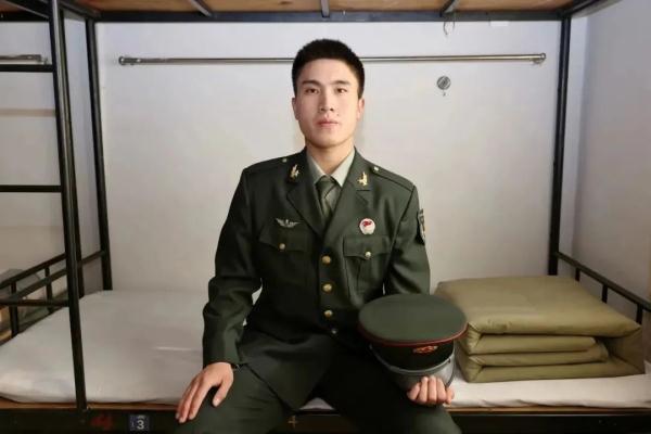 6个人4种军装！退役后住一个宿舍会怎样？