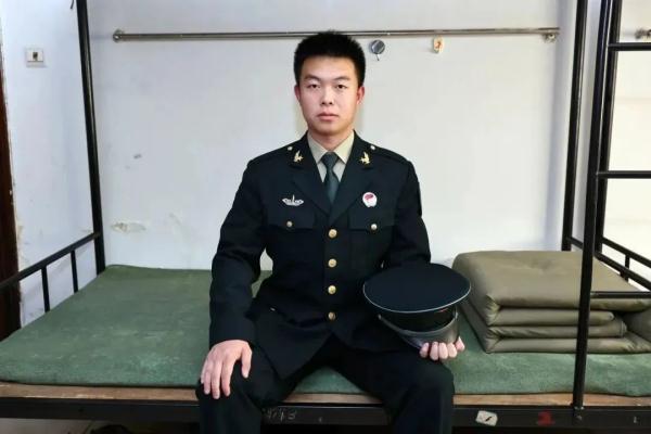 6个人4种军装！退役后住一个宿舍会怎样？