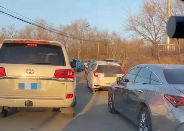 “鬼笑石”成网红打卡地，村民“无路可走”？交管部门：整治！