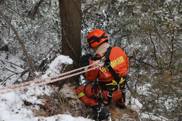 福建长汀：大雪封山 消防员踏雪前行协助抢修电路保供电