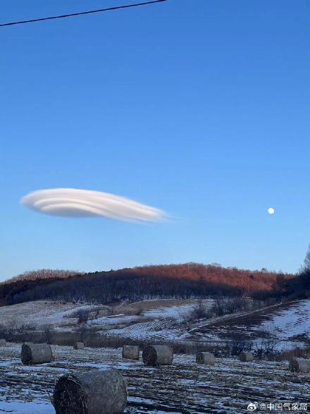 好酷!珲春上空现荚状高积云 好酷!珲春上空现荚状高积云