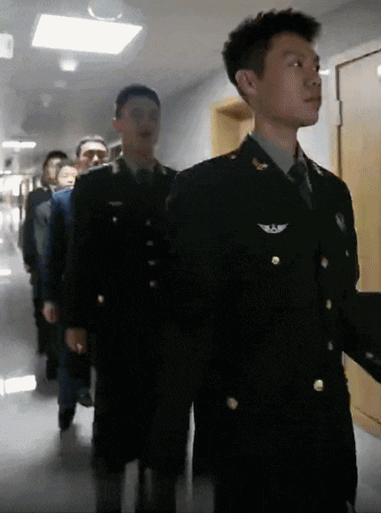 6个人4种军装！退役后住一个宿舍会怎样？