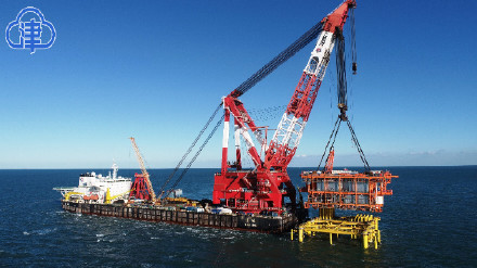 国内最大海洋油气工程起重船 “蓝鲸7500”落户天津