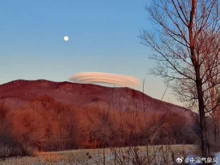 好酷!珲春上空现荚状高积云 好酷!珲春上空现荚状高积云