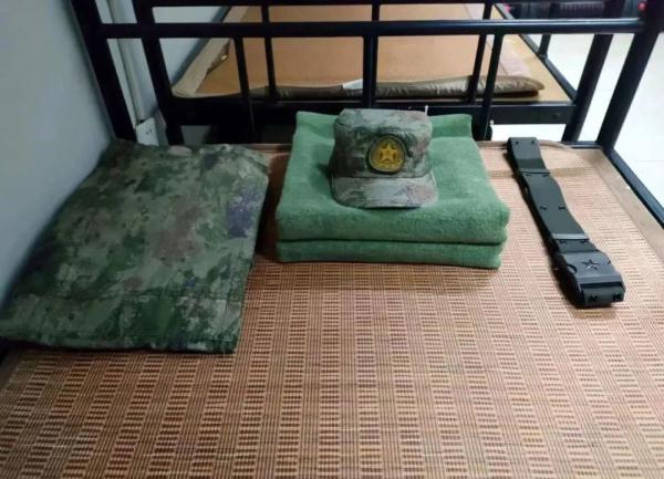 6个人4种军装！退役后住一个宿舍会怎样？