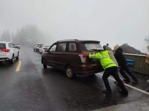 四川洪雅县：寒潮来袭齐保道路畅通