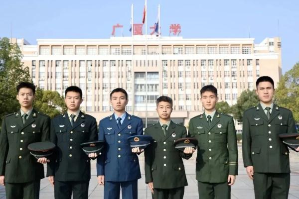 6个人4种军装！退役后住一个宿舍会怎样？