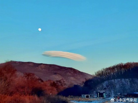 好酷!珲春上空现荚状高积云 好酷!珲春上空现荚状高积云